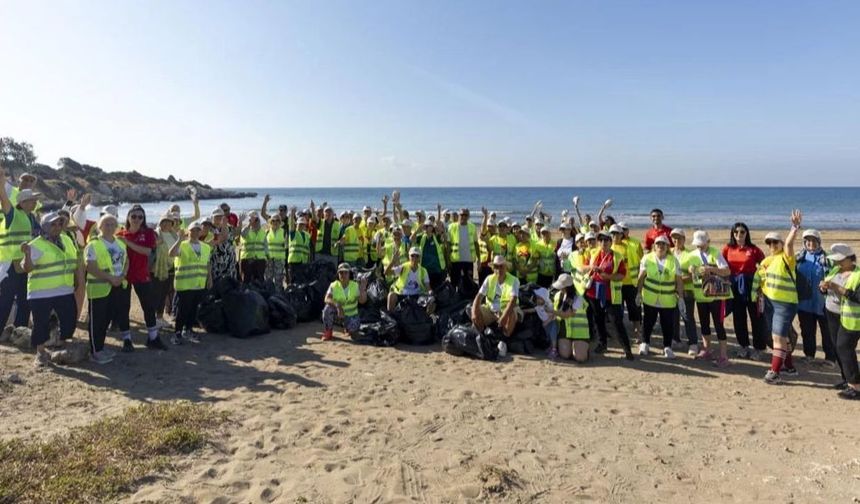 Mersin'de gönüllüler Ayaş sahilini temizledi