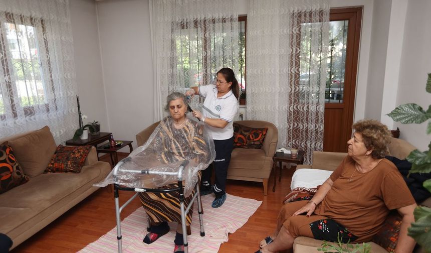 Muğla Büyükşehir’in evde bakım hizmetiyle bayram sevinci kapıya geldi