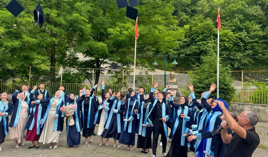 Şalpazarı Anadolu Lisesi 9. Mezunlarından 29 öğrenci kep fırlattı