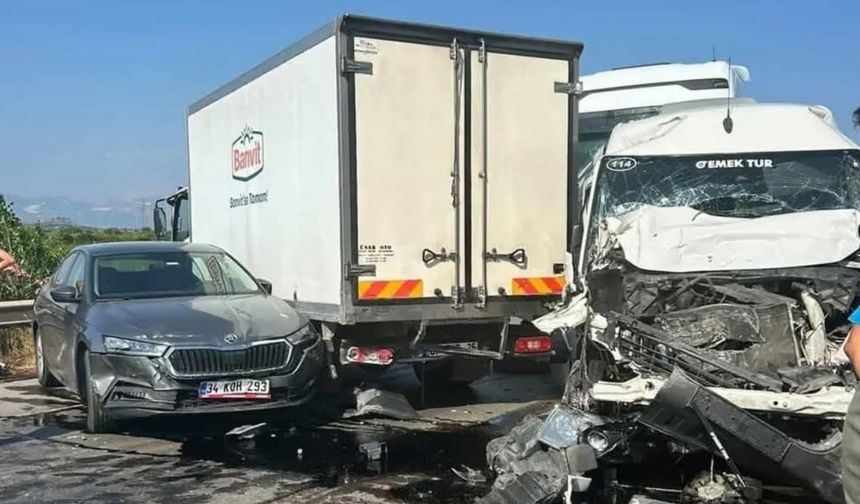 Serik'te 6 araçlı zincirleme kazada 4 kişi yaralandı