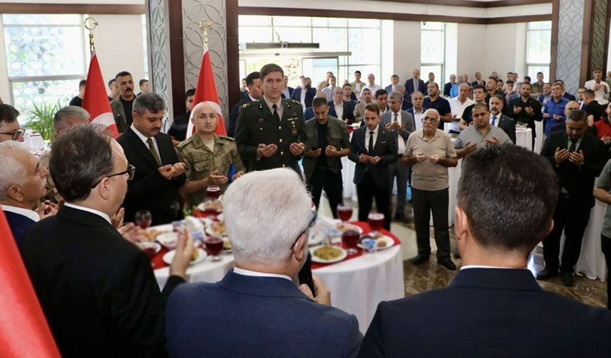 Siirt’te bayram coşkusu: Protokol ve vatandaşlar bayramlaştı