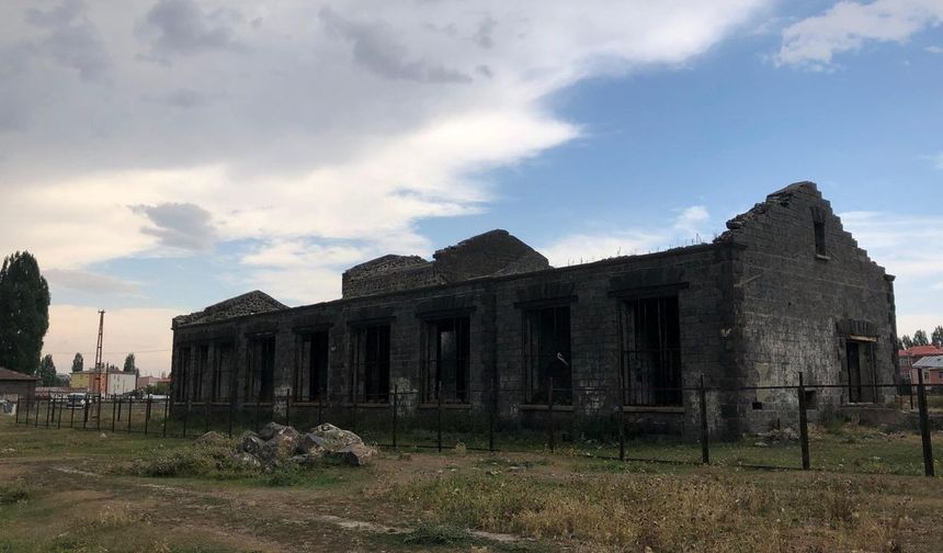 Tarihi Süt Fabrikası kaderine terk edildi: Mahalle sakinleri yetkililerden yardım bekliyor