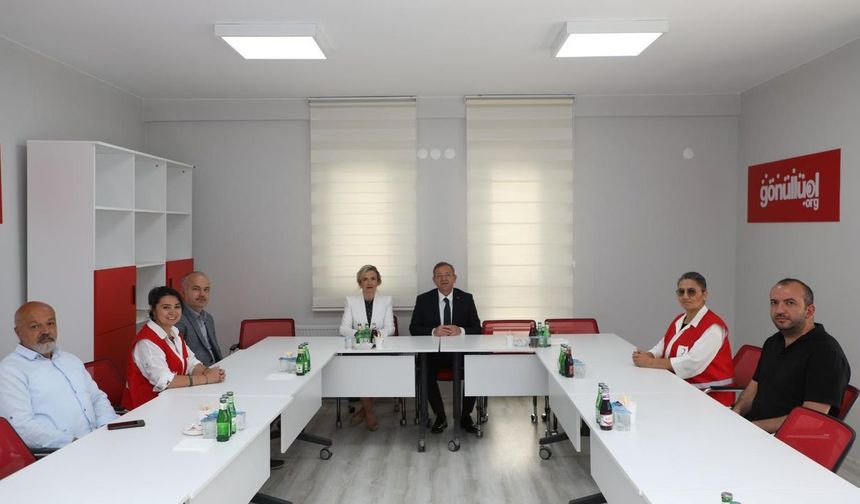 Vali Ziya Polat’tan Kızılay Kars Şubesi’ne Kuruluş yıldönümü ziyareti