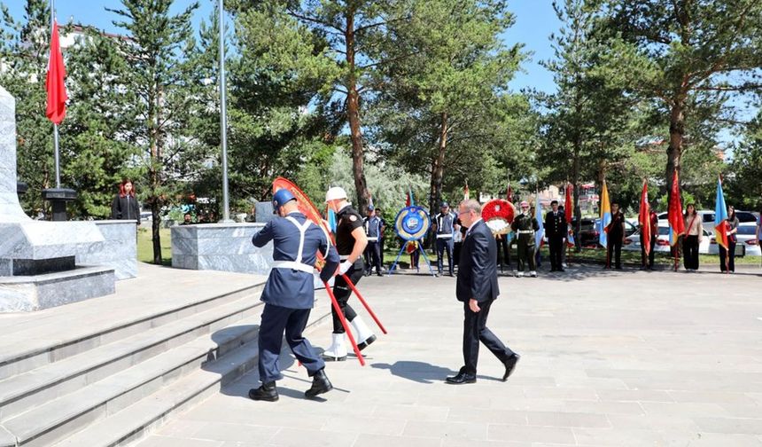 15 Temmuz Demokrasi ve Milli Birlik Günü Kars’ta Çelenk Sunma Töreni ile başladı