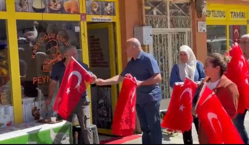 AK Parti Kars İl Teşkilatı’ndan 15 Temmuz’a özel bayrak dağıtımı