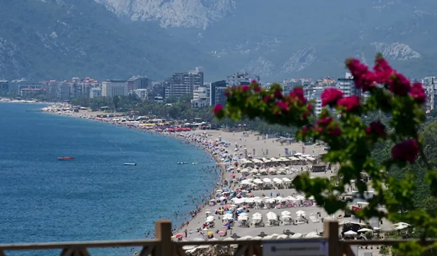 Antalya'da nem yüzde 77’ye ulaştı, sahiller doldu