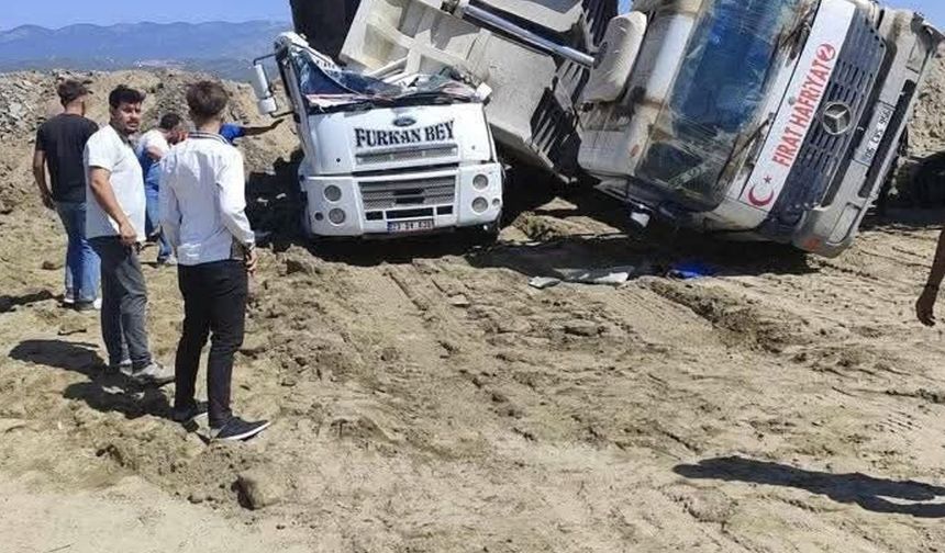 Kamyon kamyonun üzerine devrildi: 1 ölü
