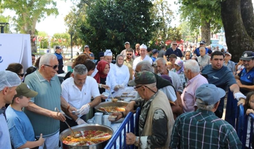 Kdz. Ereğli Belediyesi, binlerce aşure dağıttı