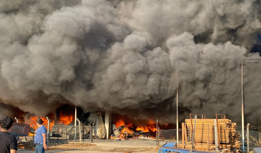 Antalya’da iki depoda çıkan yangına ekipler müdahale ediyor