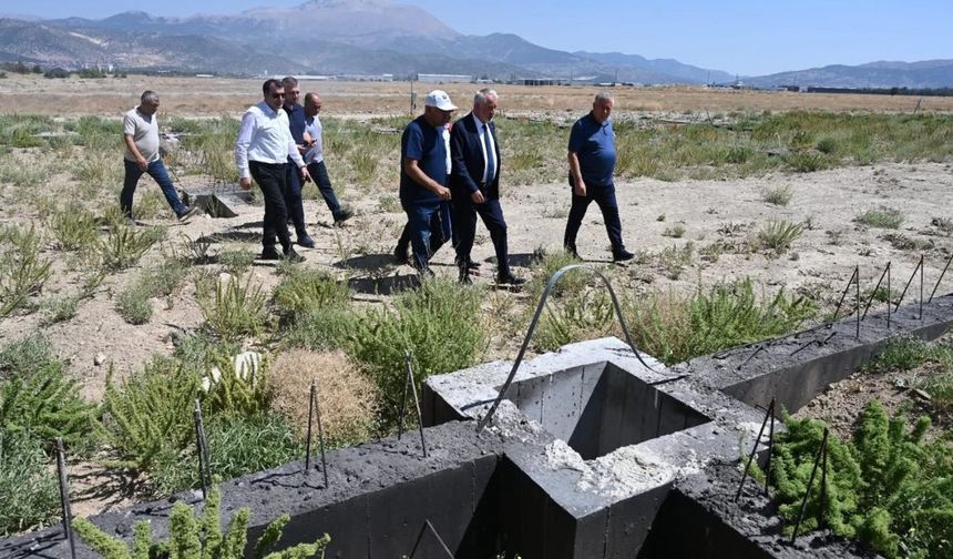 Başkan Başdeğirmen, Gül 2 Sanayi Sitesi’ndeki örnek dükkanları inceledi