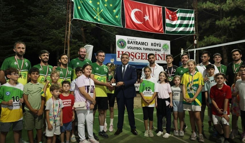 Bayramcı voleybol turnuvasında Tahirağa şampiyon oldu