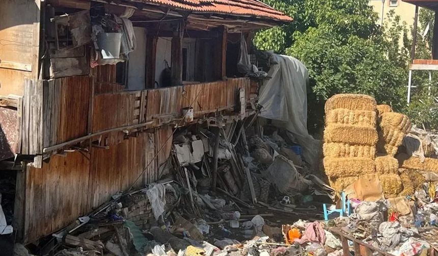 Bucak’ta evden 20 kamyon çöp çıktı: Aynı adreste ikinci temizlik