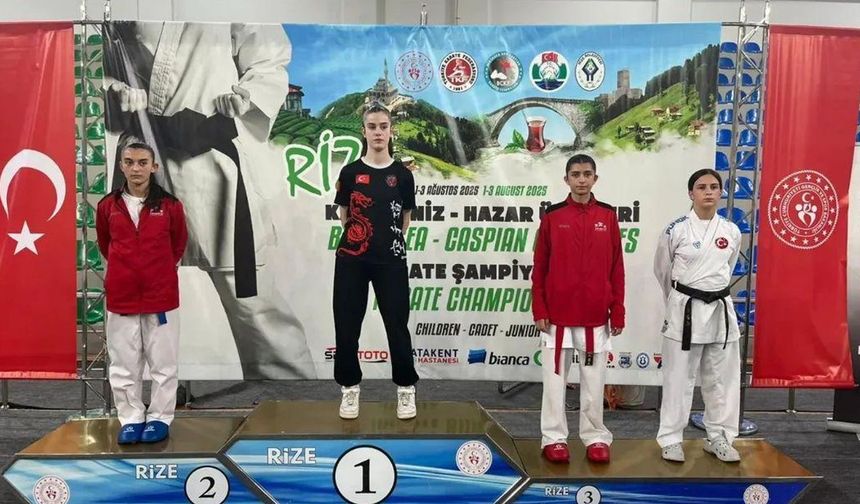 Genç sporcularımız Uluslararası Karate Şampiyonasında madalyayla döndü