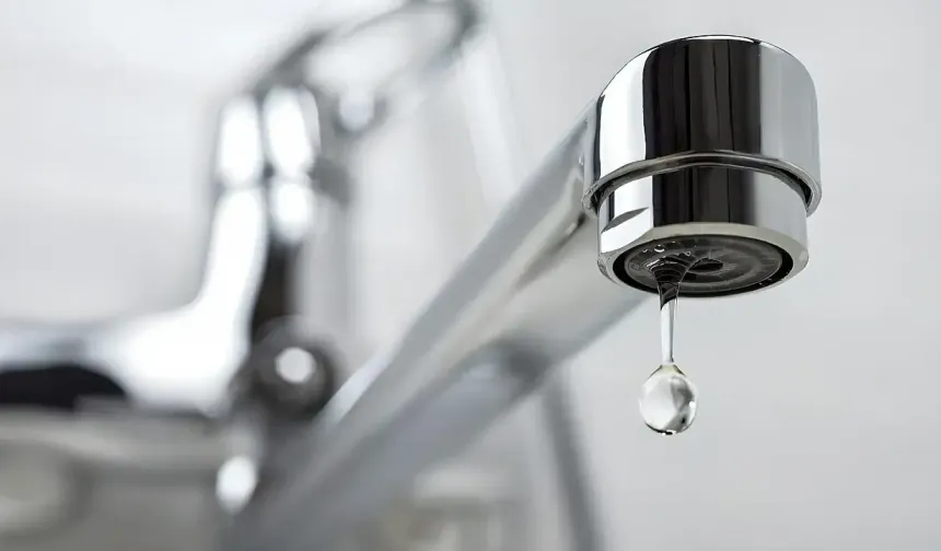 İzmir'de su kesintisi krizi: Vatandaşlar kaynak suyuna akın etti