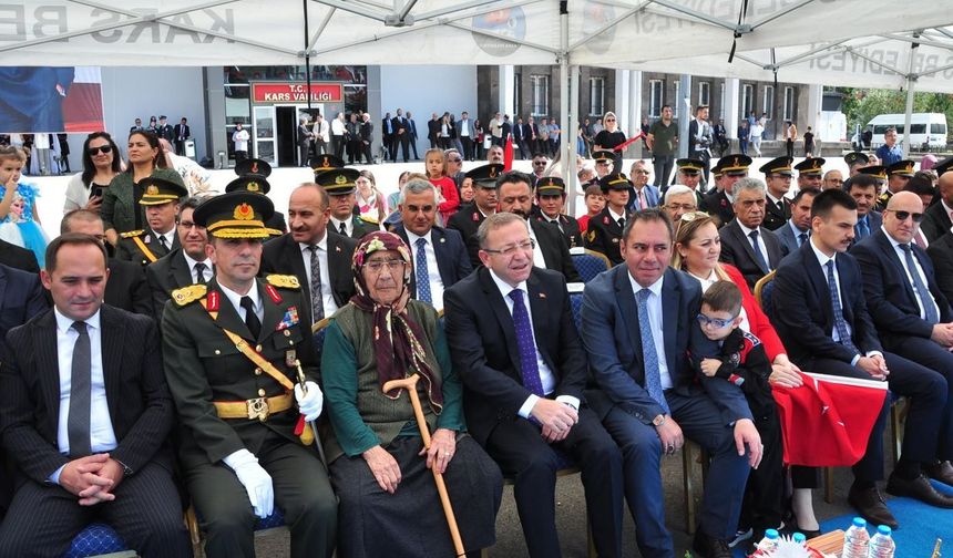 Kars'ta 30 Ağustos Zafer Bayramı kutlamalarına 98 yaşındaki Hayriye Ağyel de ortak oldu