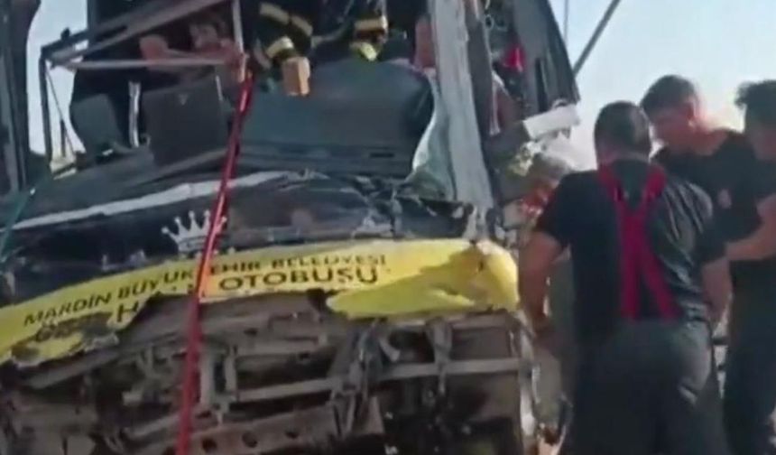 Mardin’de halk otobüsü ile tır çarpıştı: 1 ölü, 9 yaralı