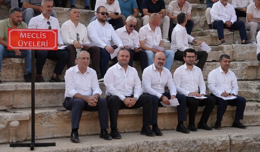 Tarihi Konuralp Amfi Tiyatro’da Belediye Meclis toplantısı yapıldı