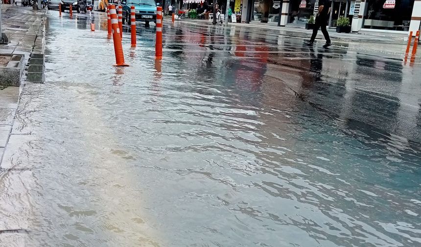 Adana’da su borusu patladı, caddeyi su bastı