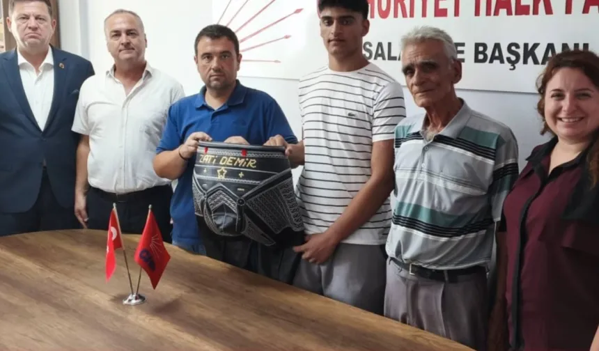 CHP İpsala’dan genç pehlivana kıspet hediyesi