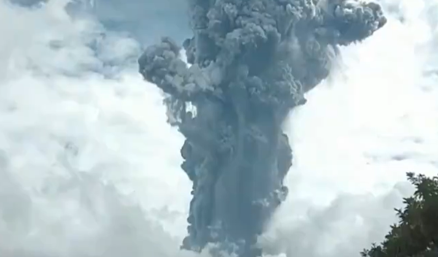 Semeru Yanardağı'nda art arda iki patlama