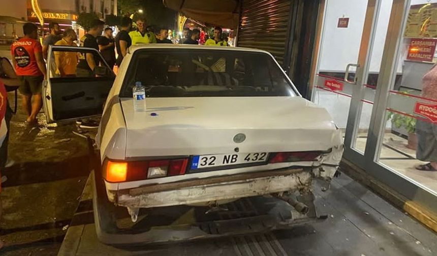 Serik’te park halindeki araca kamyonet çarptı