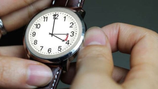 AVRUPA&#039;YLA SAAT FARKI 2&#039;E İNDİ. Bakanlar Kurulu&#039;nun aldığı, 7 Eylül 2016 tarihinde Resmi Gazete&#039;de yayımlanan kararıyla, 30 Ekim&#039;den itibaren, saatlerin 1 saat geri alınmasına son verilerek, yaz saati kalıcı hale getirilmişti. Böylece 1973&#039;ten bu yana her yıl, martta 1 saat ileri alınan saatlerin, ekimde bir saat geri alınması uygulamasına son verilmiş zaman GMT+3 diliminde sabitlemiş olmuştu. Uygulama ile Türkiye&#039;nin Ortadoğu ve bazı Afrika ülkeleriyle saat farkı ortadan kalkmış, Avrupa ülkeleriyle saat farkı 1 saatten 2 saate, İngiltere ile de 2 saatten, 3 saate çıkmıştı.