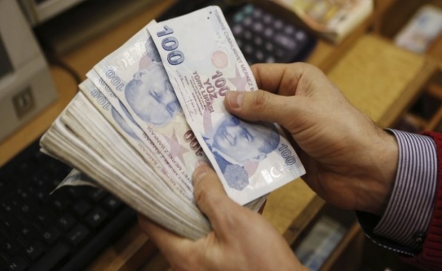 Milyonlarca çalışanın gözü Asgari Ücret Komisyonu&#039;ndaki görüşmelerden çıkacak karara çevrilmişken, son dakika gelişmesi yaşandı. 2018 yılı için asgari ücretin ne kadar olacağı Cuma günü açıklanacak...
