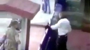 Erzincan Orduevi&#039;nde çekilen görüntüler sosyal medyayı ayağa kaldırdı. Güvenlik kamerasına yansıyan olayda, bir askerin yavru kediye yaptığı akılalmaz işkence büyük tepki topladı. Vatandaşların ihbarlarının ardından aşırı alkollü olduğu iddia edilen ve er olduğu belirtilen Taner H. gözaltına alındıktan sonra bu sabah adliyeye sevk edildi. Erzincan Valisi Ali Arslantaş konuyla ilgili yazılı açıklama yaptı ve &quot;İlgilinin terhisine 3 gün kaldığı ve hafta sonu izninden 221 promil alkollü olarak döndüğü anlaşılmıştır&quot; ifadelerini kullandı. Korkunç görüntülerle ilgili TSK&#039;dan da açıklama geldi ve inceleme başlatıldığı belirtildi.