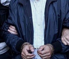 OLAYI YAKINLARINA ANLATTI

Yoğun bakımda tedavisi süren Savcı Küçüköner'in, gece yakınlarıyla görüşmesine izin verildi. Savcı Küçüköner yakınlarına verdiği bilgide, olayın katip Şerife Avcı'nın izin talebi nedeniyle meydana geldiğini belirterek şöyle dedi:

"Şerife Avcı sık sık izin ve rapor kullanıyordu. Olay günü de bana rapor getirdi. Ben de kendisine 'Sizinle hiç çalışamayacak mıyız' dedim. Bunun üzerine odamdan çıktı. Birkaç dakika sonra polis eşi Turgut Avcı geldi. Elinde bir torba (poşet) ilaç ve raporla geldi. Masamın üstüne koydu. 'Karım hasta, bunlar da ilaçları' dedi. Ben de 'Yanlış anladınız, tabiki hastadır. Ama burada işler birikti, yetiştiremiyoruz. Eleman lazım, sürekli izin ve raporla aylardır işe gelmiyor' dedim. Bunun üzerine Turgut Avcı silahını çıkarıp ateş etmeye başladı."

İKİSİ DE GÖZALTINDA

Olayın ardından polis memuru Turgut Avcı ile eşi Şerife Avcı, gözaltına alındı. Şerife Avcı Korkuteli İlçe Emniyet Müdürlüğü'nde, Turgut Avcı ise İlçe Jandarma Komutanlığı'nda geceyi geçirdi. Avcı çifti bugün ifade işlemlerinin ardından adliyeye sevk edilecek. Antalya Cumhuriyet Başsavcılığı ise soruşturmayla ilgili 2 başsavcı vekili ve 2 savcı görevlendirdi. Polis Avcı'nın tabancası ile olay yerinde bulunan 5 adet boş kovana ve tutukluk yapan silahtaki 10 mermiye de el konuldu.

İZZETBEGOVİÇ'İN ŞİİRİNİ PAYLAŞTI

Savcı A. Kadir Küçüköner'in, sosyal paylaşım sitesi Twitter'daki kişisel sayfasında paylaştığı Bağımsız Bosna Hersek'in ilk cumhurbaşkanı Aliya İzzetbegoviç'e ait bir şiir ise dikkati çekti. Küçüköner'in sayfasında kapakta yer alan şiir şöyle:

'Yıldızlar altından geçmemiz gerek/ Hangi yolu seçersen seç/ Sonunda ölüm var/ Ve her şey bitecek/ Ve sen de öleceksin/ Bu dünya da ölecek/ Bu yüzden başını hep dik tut.'

EMNİYET MÜDÜRÜ KIZILIRMAK DA 'İZİN 'YÜZÜNDEN ÖLDÜRÜLMÜŞTÜ

Antalya'da, 17 yıl önce de bir emniyet müdürü, izin nedeniyle tartıştığı polis memuru tarafından makam odasında öldürüldü. 2 Haziran 2000 tarihinde meydana gelen olayda, İl Emniyet Müdürlüğü Ruhsat Tebligat Şube Müdürlüğü'nden görevli polis memuru Halil Türkaslan, İstanbul'da trafik kazası geçiren halasının oğlunu ziyarete gitmek için Şube Müdürü 4'üncü sınıf Emniyet Müdürü Alptekin Kızılırmak'a, çıkan tartışma sonrası 14 el ateş etti. Vücuduna 5 kurşun saplanan evli ve 2 çocuk babası Kızılırmak, hastanede yaşamını yitirdi. Halil Türkaslan, 30 yıl hapse mahkum edildi.