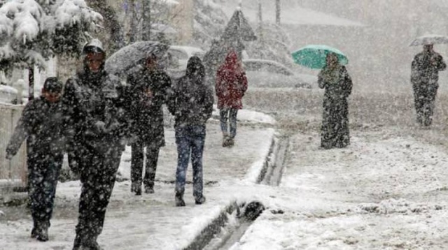 Perşembe günü yoğun kar yağışı birçok ili etkisi altına almaya başlayacak. Cumartesi günü yağış şiddetini artıracak, Pazar günü ise Türkiyenin çoğu yeri kar yağışının etkisi altına girecek. Özellikle İçanadolu, Egenin bir kısmı ve Marmara’da etkili olacak. Haftaya ise yağış olmayacak ama ayazın hakim olacağı tahmin ediliyor.