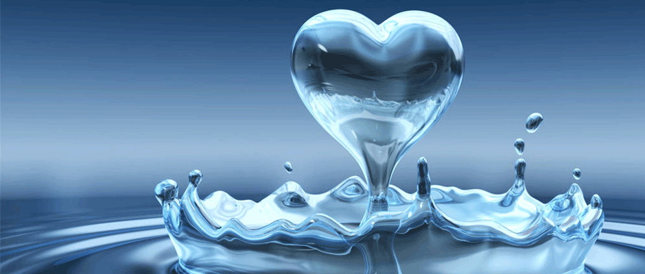 Sıcak su detoks konusunda inanılmaz bir yardımcıdır. Sıcak su içtiğinizde vücut sıcaklığınız yükselmeye başlar bu da terlemenize sebep olur. Bu olmasını istediğimiz bir şeydir çünkü toksinlerin vücudumuzdan atılmasına yardımcı olur. En iyi sonuç için, içmeden önce suya bir miktar limon sıkın.