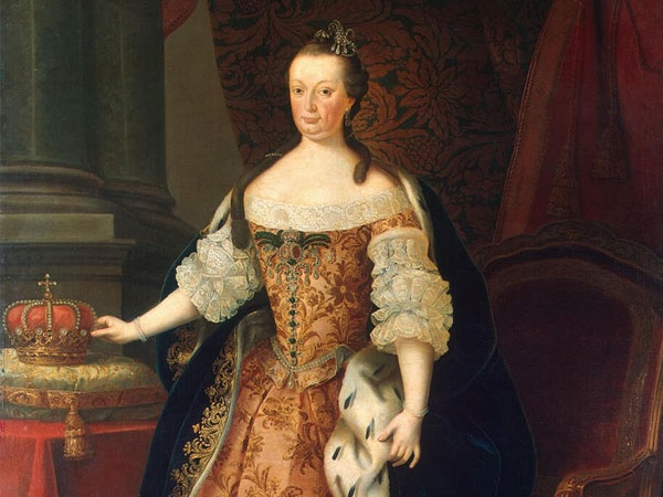 
Portekiz Kraliçesi 1. Maria:
Protekiz Kraliçesi Maria'nın oldum olası tuhaf davranışlar sergilediği biliniyordu ancak 1786 yılında kocasının ölümüyle akıl sağlığını oldukça yitirdi. Üstüne üstük en büyük oğlu ve tek kızı da kocası ile aynı kaderi paylaşınca Maria'nın davranışları delilikte en üst seviyelere ulaştı. Fanatik bir dincinin durumu fırsat bilip kraliçeyi cehenneme gideceğine inandırması da deliliğine tuz biber ekti. Çocuk kıyafetleri giymekten hoşlanan Kraliçe bu durumuyla gülümsetse de bitmek bilmeyen çığlıkları oldukça şikayet alıyordu.
